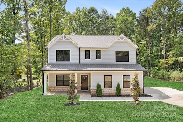 view of front facade featuring a porch and a front lawn