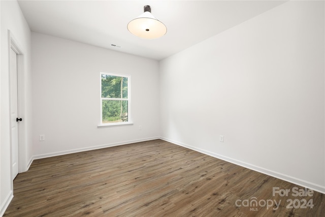 spare room featuring dark wood-type flooring