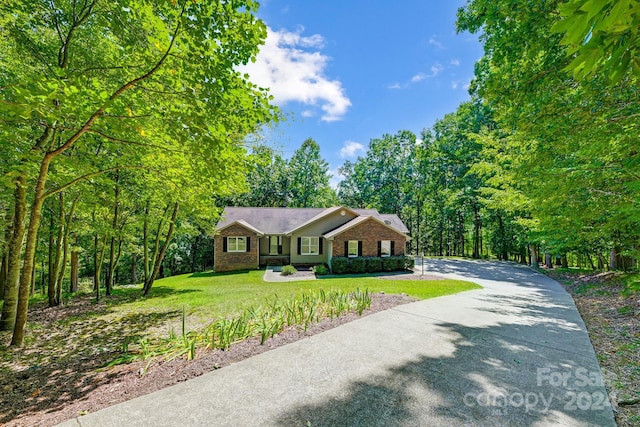 single story home with a front lawn