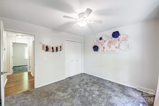 empty room featuring dark hardwood / wood-style floors and ceiling fan