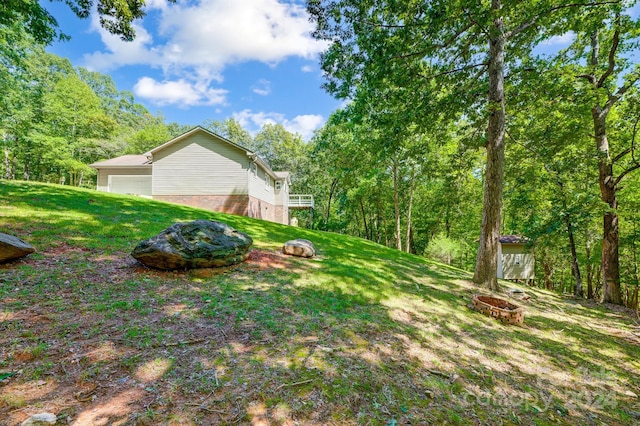 view of yard featuring a fire pit