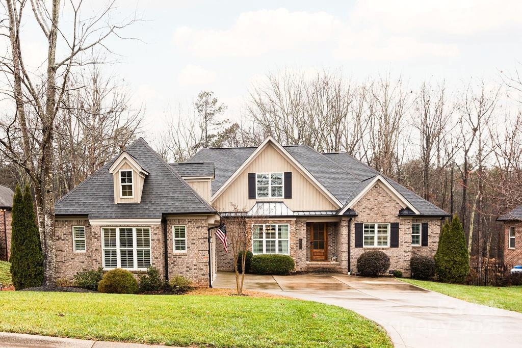 view of front of house with a front yard