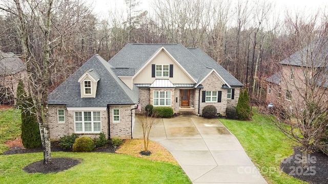 view of front of home featuring a front lawn