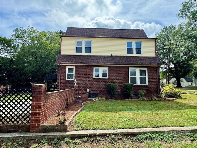 front of property featuring a front lawn