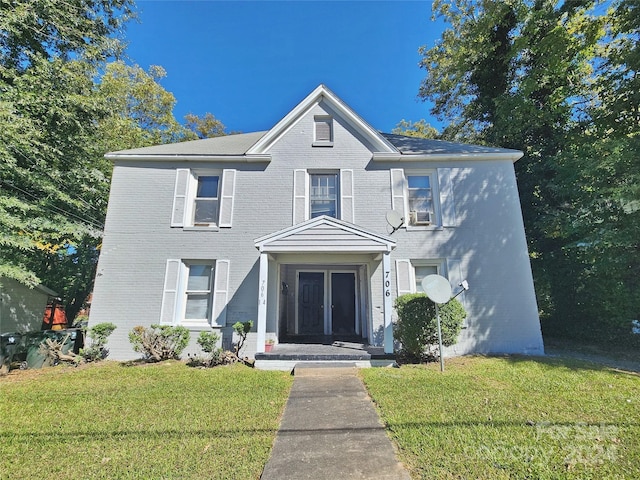 view of front of home featuring a front yard