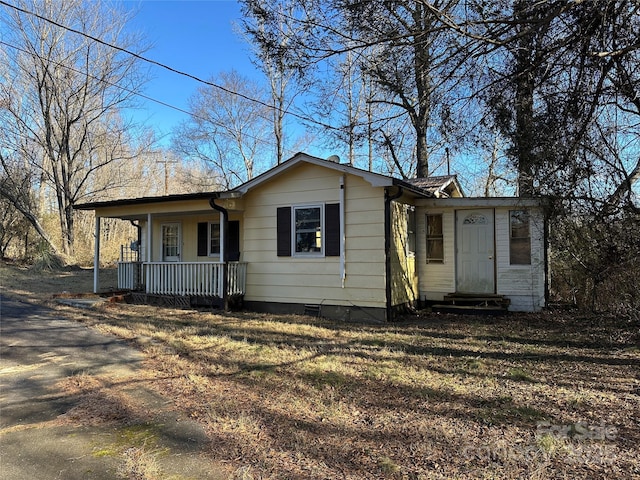 view of front of home featuring a front yard and covered porch