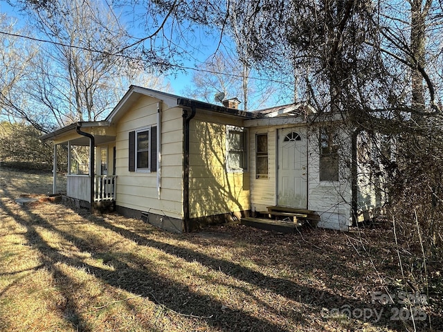 view of front of house with covered porch and a front lawn