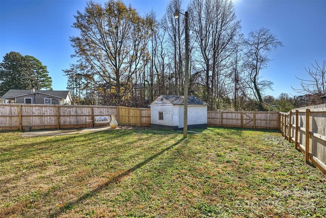 view of yard with a shed