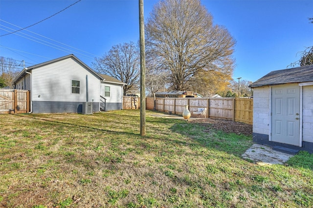 view of yard featuring cooling unit and a shed