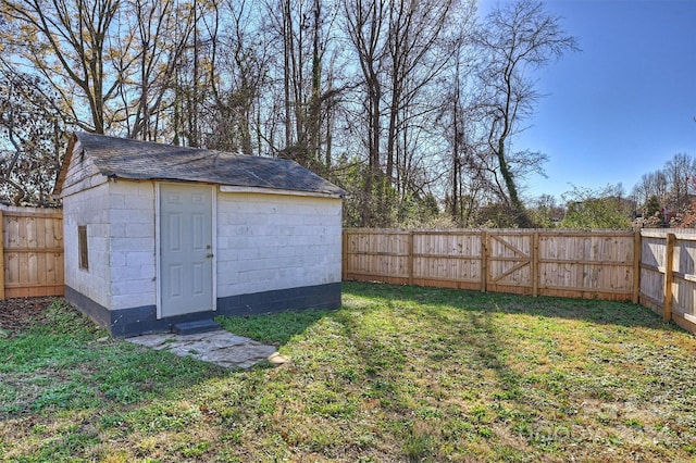 view of yard featuring a storage unit