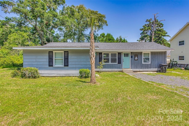 ranch-style home featuring a front lawn