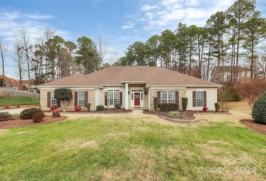 ranch-style house featuring a front lawn