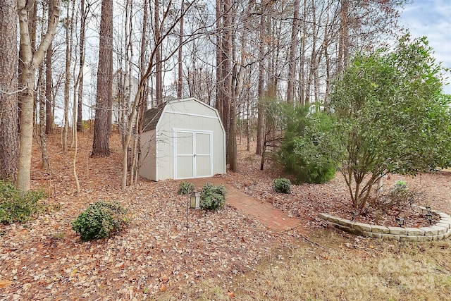 view of yard with a shed