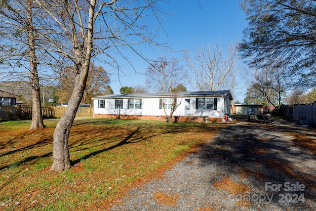 view of front of home featuring a front lawn