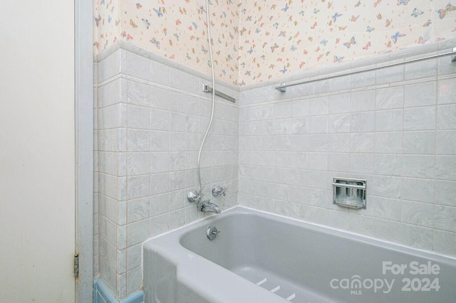 bathroom featuring a bathing tub