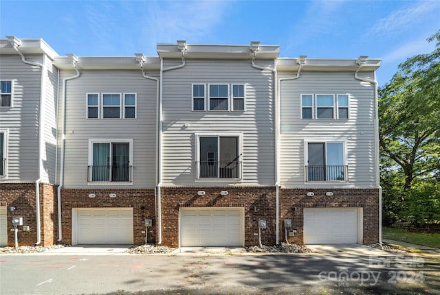 townhome / multi-family property featuring a garage