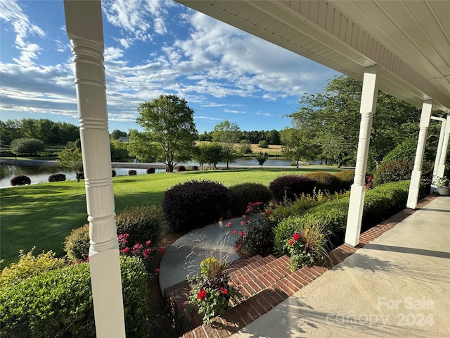 view of yard featuring a water view