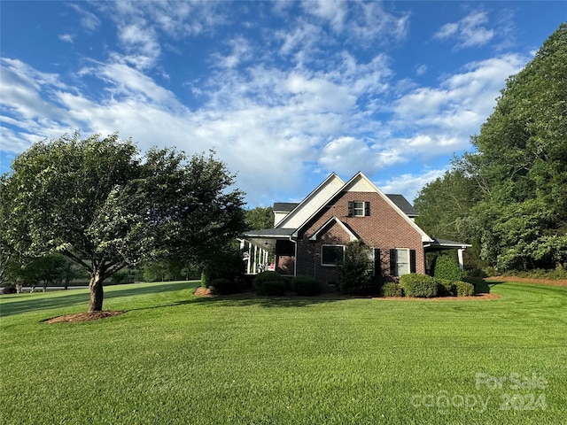 view of front of property with a front yard