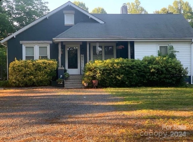 view of front of house with a front lawn