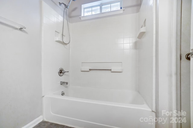 bathroom with tiled shower / bath