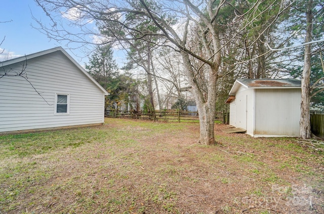 view of yard featuring a shed