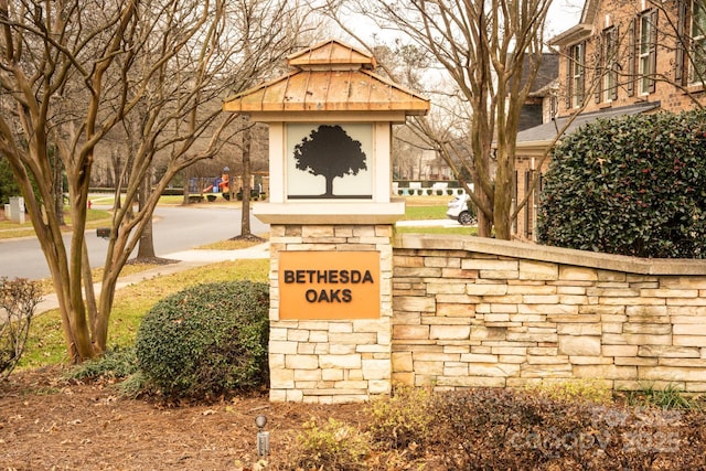 view of community / neighborhood sign