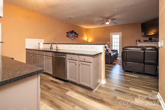 kitchen featuring sink, stainless steel dishwasher, ceiling fan, gray cabinets, and hardwood / wood-style flooring