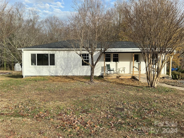 view of front of property with a front yard