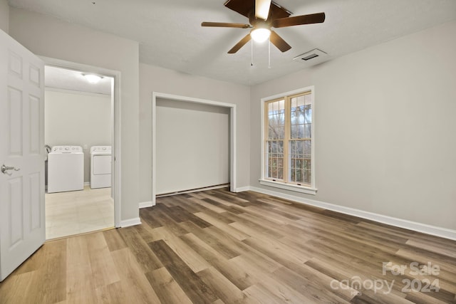 unfurnished bedroom with ceiling fan, washing machine and clothes dryer, a textured ceiling, and light hardwood / wood-style flooring