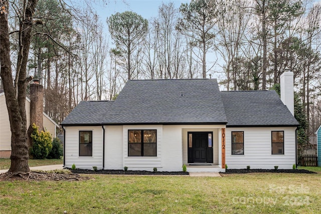 view of front of home featuring a front yard