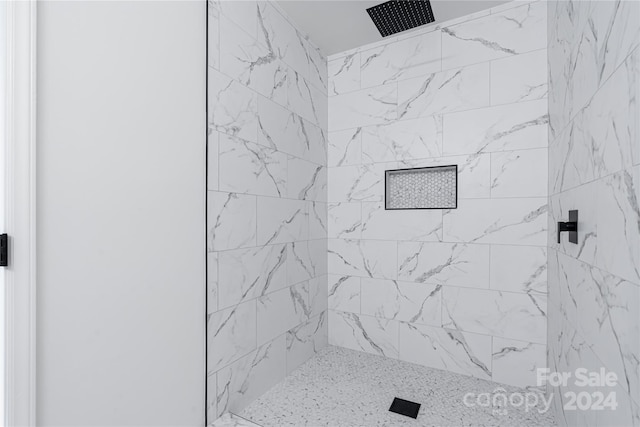 bathroom featuring tiled shower