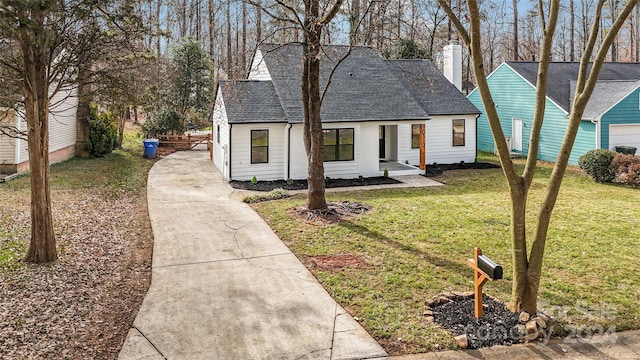 view of front of property featuring a front lawn