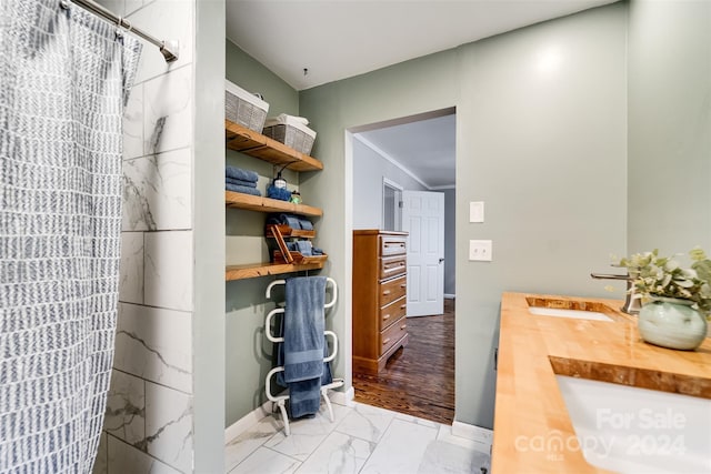 bathroom featuring a shower with shower curtain and vanity