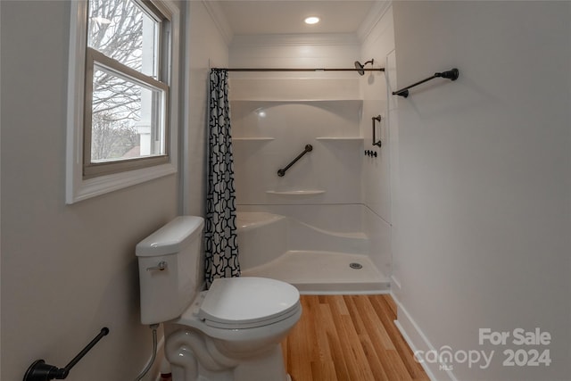 bathroom featuring hardwood / wood-style flooring, a shower with curtain, and a wealth of natural light