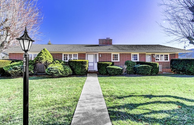 view of front of home featuring a front lawn