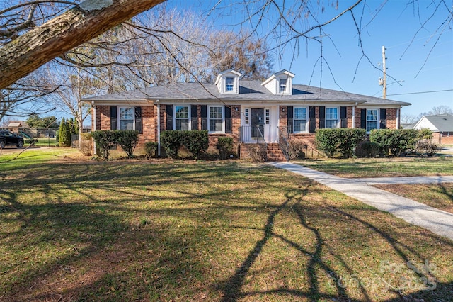 view of front of property featuring a front lawn