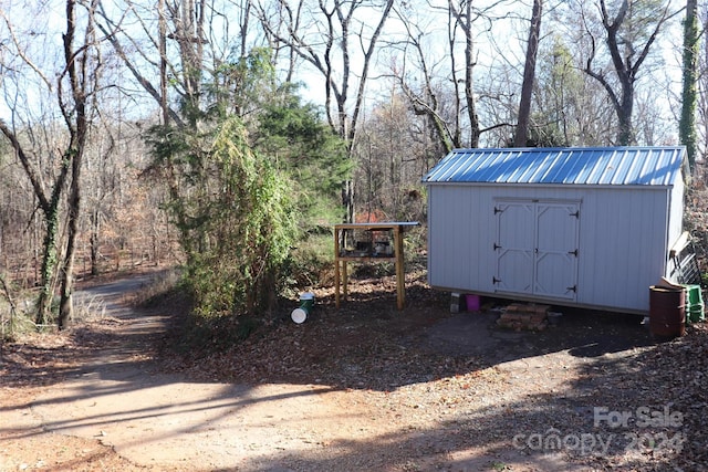 view of yard featuring a storage shed