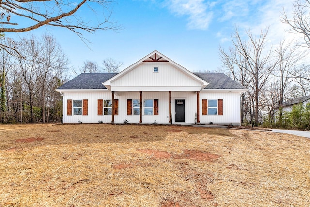 modern farmhouse featuring a shingled roof