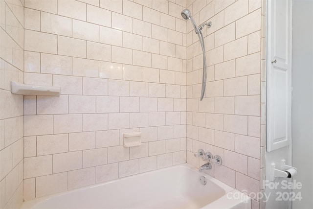 bathroom with tiled shower / bath