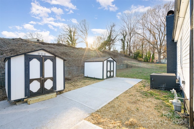 view of yard with a shed