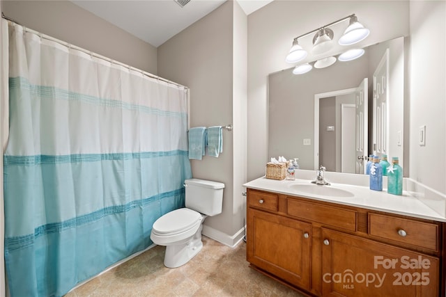 bathroom with a shower with curtain, vanity, and toilet