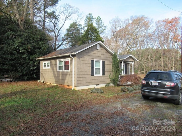 view of front of house featuring a front lawn