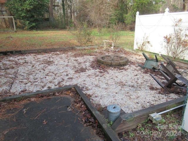 view of yard featuring a fire pit