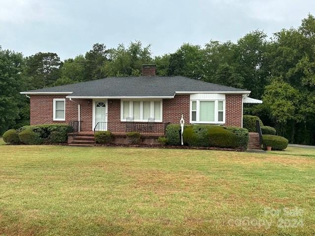 single story home with a front yard