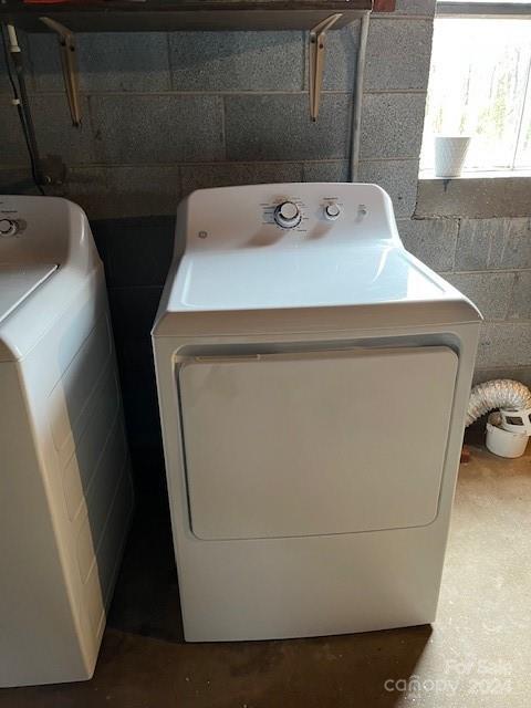 laundry room featuring washing machine and clothes dryer