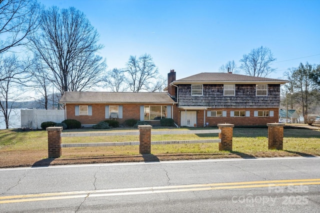 view of front of home featuring a front lawn