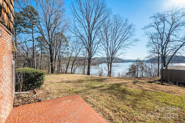 view of yard featuring a water view