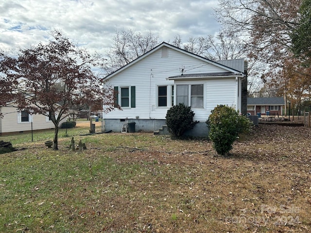 exterior space featuring a lawn