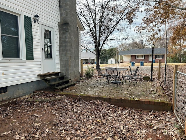 view of yard with an outbuilding