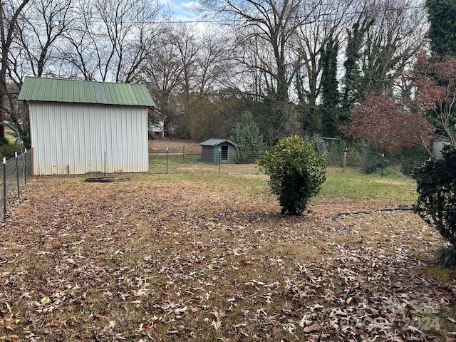 view of yard with a storage shed